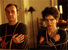 Kevin Spacey a Judy Davisová ve filmu Nezvaný host (1994)