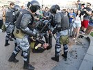 V Moskvě policisté zatkli několik stovek účastníků nepovolené demonstrace u...