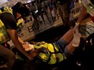 Nkolik tisíc lidí se selo v hongkongské tvrti Yuen Long. Policie proti...