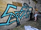 Restaurátoi zaali s odstraováním graffiti z Karlova mostu. (27. ervence...