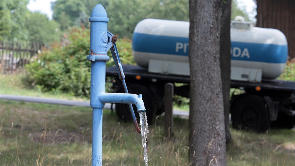 Pitnou vodu pro lidi v Kopaninách zajišťuje cisterna.