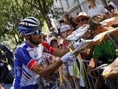 Francouzsk cyklista Thiabut Pinot se podepisuje ped startem 16. etapy Tour de...
