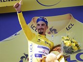 Francouzsk cyklista Julian Alaphilippe uhjil po 14. etap lut dres pro...