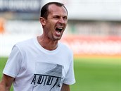 Olomoucký trenér Radoslav Látal křičí pokyny během utkání se Zlínem.