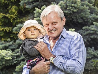 Svatopluk Skopal a Lenka Regnardová, se kterou hraje v seriálu Tři poldové a...