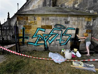 Restaurátoři začali s odstraňováním graffiti z Karlova mostu. (27. července...