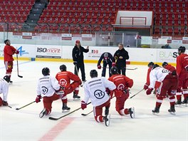 Hokejisté Olomouce během prvního tréninku na ledě.