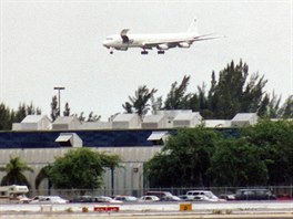DC 8 v Miami s otevenmi vraty