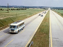 V listopadu 1980 je dokončeno souvislé dálniční spojení Prahy s Bratislavou o...