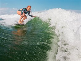 Horké poasí láká na vodní sporty, jakými je i surf za lunem. lun vytvoí a...