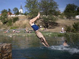 Lidé se osvují v libockém rybníku Terezka. (24. ervence 2019)