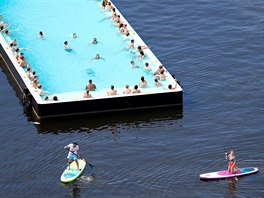 VÍTANÉ OSV̎ENÍ. Lidé se ochlazují ve futuristicky navrené lodi s bazénem...