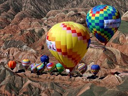 PEHLÍDKA BALÓN. Horkovzduné balóny pelétávají nad krajinou Tan-sia bhem...