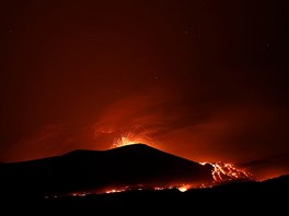 Nová erupce sicilské sopky Etny rozzáila noní nebe. (27. ervence 2019)