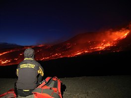 Nová erupce sicilské sopky Etny rozzáila noní nebe. (27. ervence 2019)