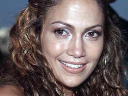 Jennifer Lopezová na MTV Awards (1999). Pirozené kudrliny vymnila postupem...