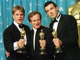 Matt Damon, Robin Williams a Ben Affleck pózují s Oscary, které jim vynesl...