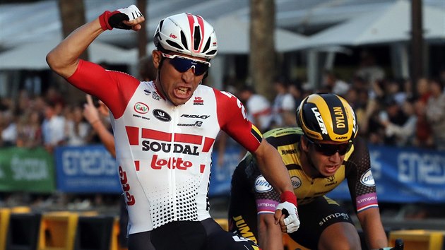 Caleb Ewan se raduje z triumfu v posledn etap Tour de France.