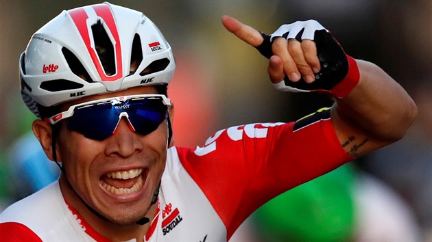 Caleb Ewan oslavuje triumf v posledn etap Tour de France.