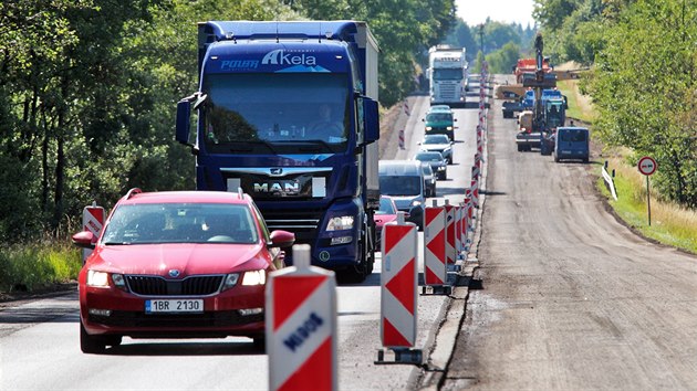 sten uzavrka silnice I/6 v seku Horn Taovice - Bochov komplikuje dopravu na hlavnm tahu Karlovy Vary - Praha.