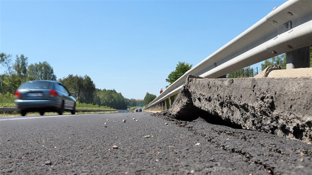 Horkem zvednut a popraskan kanlky u dlnice D6 mezi Karlovmi Vary a Chebem.