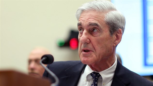 Vyetovatel ruskho vlivu na prezidentsk volby v USA Robert Mueller pi stedenm slyen v prvnm vboru Snmovny reprezentant (24. ervence 2019)