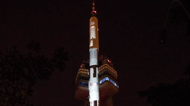 Videomapping na Žižkovské věži připomněl výročí startu Apolla 11 (20. července 2019).