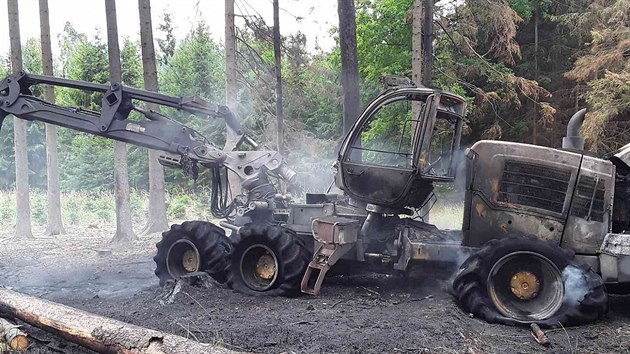 Hasiči v neděli dopoledne vyjížděli k požáru stroje na těžbu dřeva na Třebíčsko (21. července 2019).