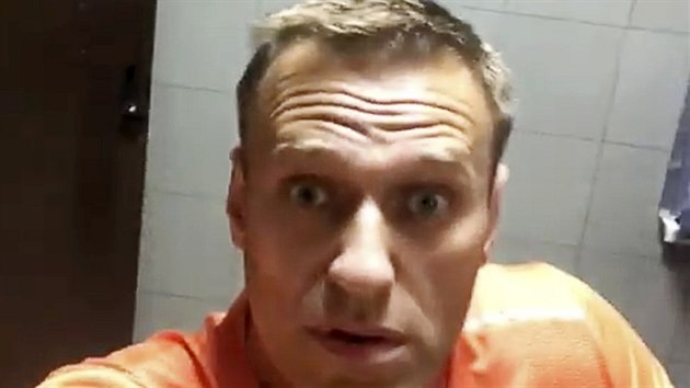 Rusk opozin aktivista Alexej Navalnyj se na policejn stanici po svm zadren natel. (24. ervence 2019)