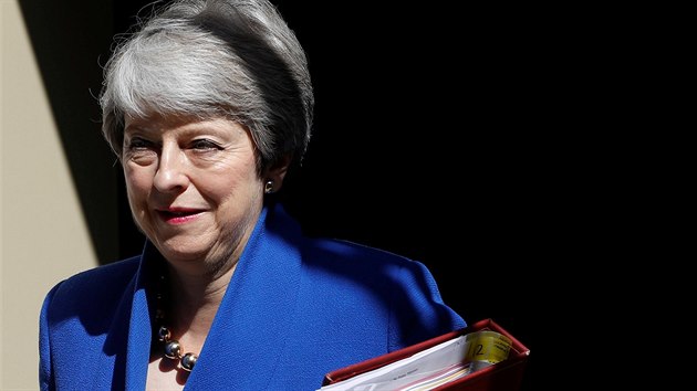 Odstupujc britsk premirka Theresa Mayov  vychz z tradinho sdla ministerskch pedsed v Downing Street 10 a m do parlamentu na sv posledn interpelace (24. 7. 2019).