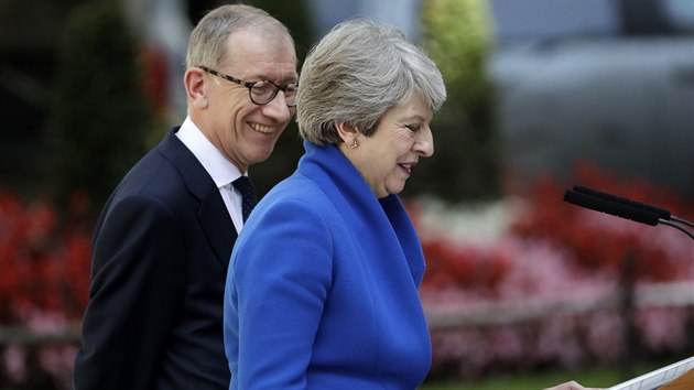 Theresa Mayov se rozlouila s Downing Street v dobr nlad. Na snmku s manelem Philipem (24. 7. 2019).