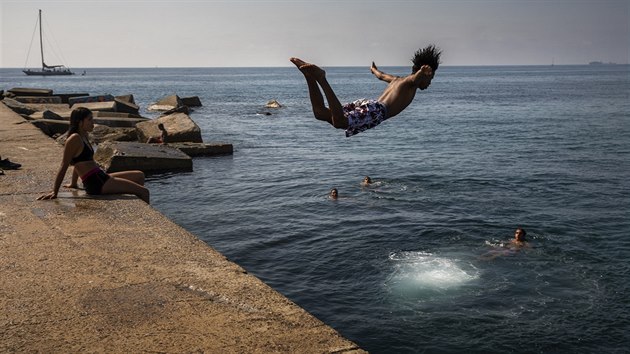 Chlapec ske v horkm letnm poas do moe ve panlsk Barcelon (25. 7. 2019).