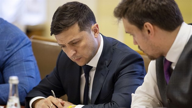 Ukrajinsk prezident Volodymyr Zelenskyj na schzi vldy v Kyjev. Nastnil podrobnosti o blc se vmn ukrajinskho vzn s Ruskem a ekl, e Kyjev je ochoten propustit uvznnho ruskho novine vmnou za ukrajinskho filmovho reisra. (19. ervence 2019)