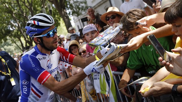Francouzský cyklista Thiabut Pinot se podepisuje před startem 16. etapy Tour de France.