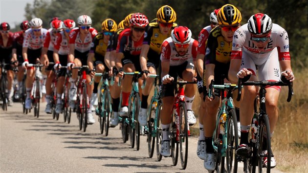 Momentka z ela pelotonu bhem 16. etapy Tour de France.