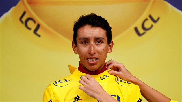 Kolumbijsk cyklista Egan Bernal ve 22 letech poprv oblkl lut dres na Tour de France.