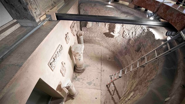 Odbornci prozkoumali ostatky na nmeckm hbitov ve Vatiknu, a to v rmci vyetovn ppadu zhadnho zmizen dvky ped 36 lety. (20. ervence 2019)