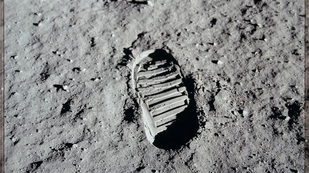 20. července 1969 už byly první lidské stopy na povrchu Měsíce. Zde je to obtisk boty Buzze Aldrina.