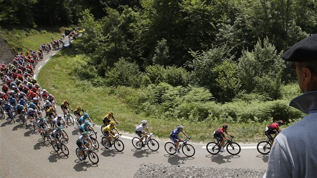 Peloton stoup trat 14. etapy Tour de France.