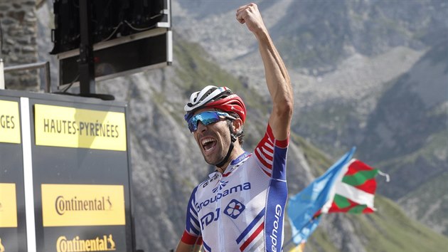 Francouzsk cyklista Thibaut Pinot se raduje z vtzstv ve 14. etap Tour de France.