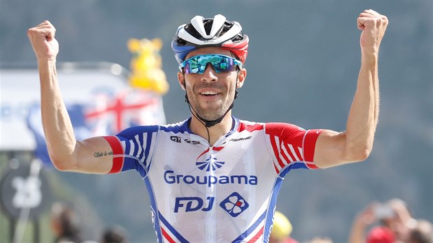 Francouzsk cyklista Thibaut Pinot se raduje z vtzstv ve 14. etap Tour de France.