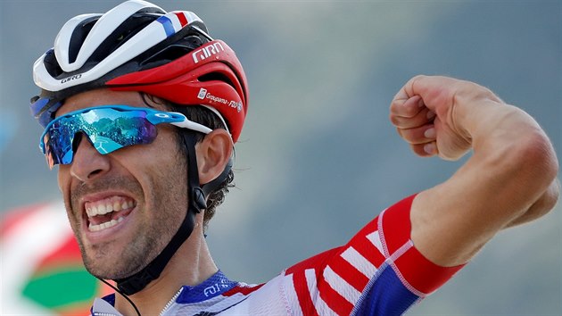 Francouzsk cyklista Thibaut Pinot se raduje z vtzstv ve 14. etap Tour de France.