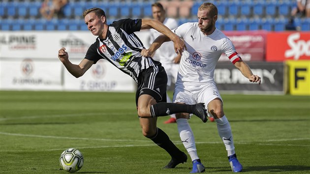 Luk Provod z eskch Budjovic (vlevo) a Vlastimil Danek ze Slovcka bojuj o m.