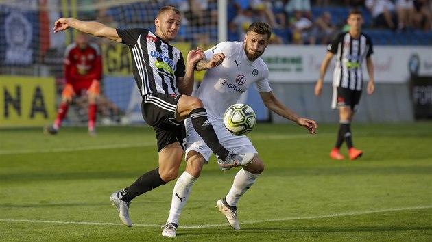 Marek Havlk ze Slovcka (vpravo) se sna dostat k mi pes protihre z eskch Budjovic.