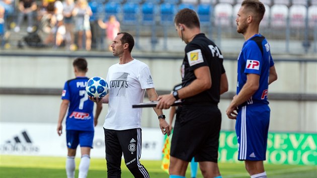 Olomouck trenr Radoslav Ltal (v blm triku) bhem utkn se Zlnem