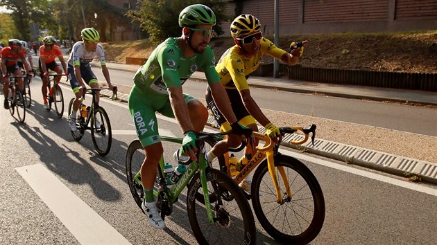 POKEC. Egan Bernal ve žlutém trikotu si v pelotonu povídá se slovenským závodníkem Peterem Saganem.