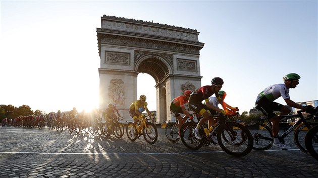Dvacátá první etapa Tour de France vede kolem vítězného oblouku v Paříži.