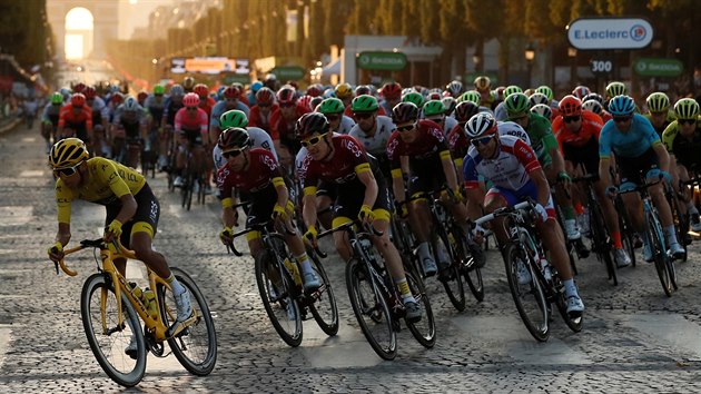 Kolumbijec Egan Bernal ve žlutém trikotu během 21. etapy Tour de France.