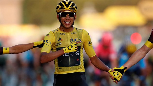 Kolumbijsk jezdec Egan Bernal z tmu INEOS bezpen dovezl lut trikot do cle a slav celkov trumf na Tour de France.