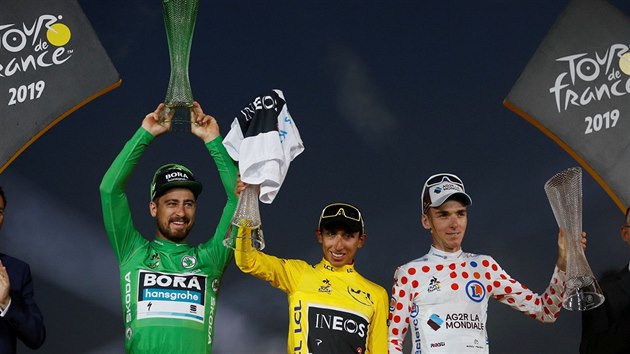 lut a bl trikot si odn Kolumbijec Egan Bernal, (uprosted) zelen trikot Slovk Peter Sagan (vlevo) a puntkovan Francouz Romain Bardet (vpravo).